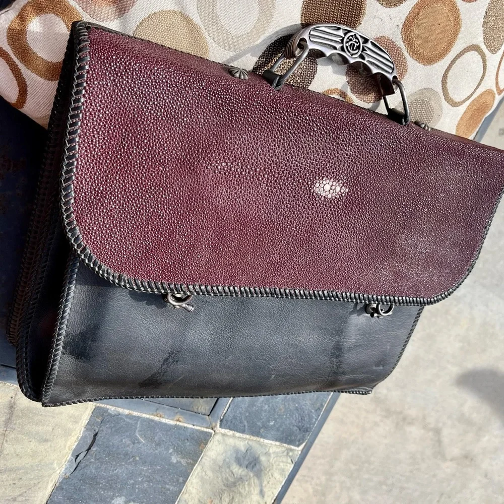 Real stingray one of a kind briefcase with gun holster & matching Flask 🔫